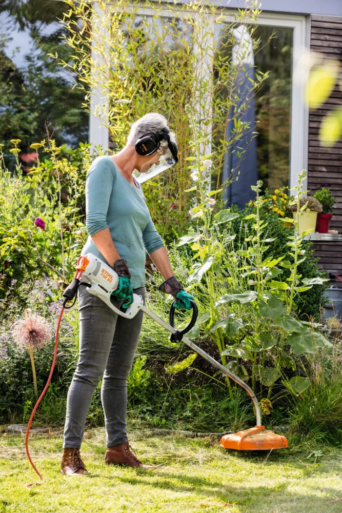 Roçadeira elétrica Stihl FSE60 para jardinagem residencial